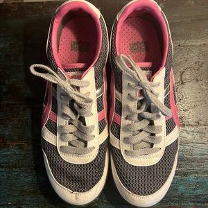 Onitsuka Tiger tennis shoes size 40. USA 8.5/ 9 Grey Pink White